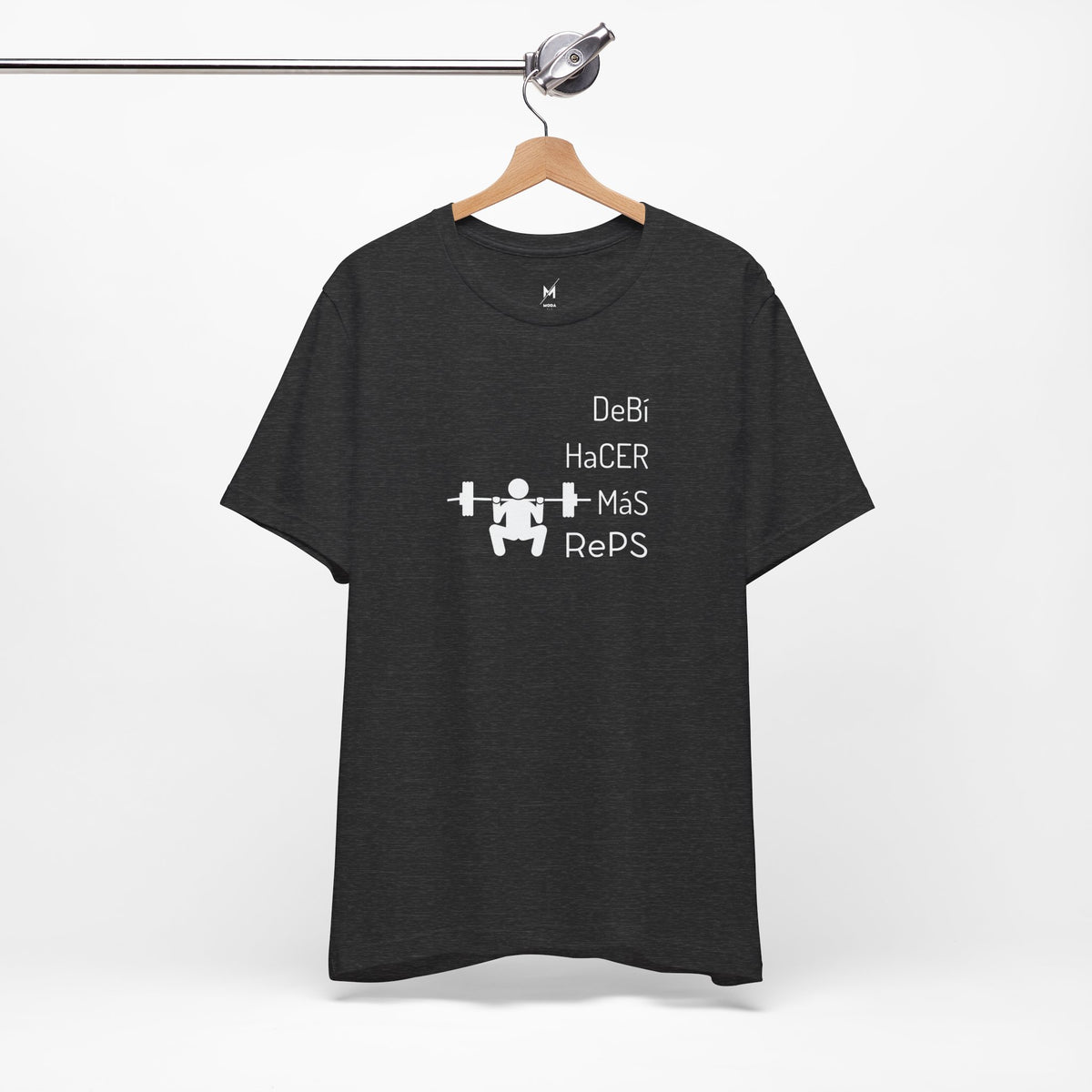 Camiseta de Entrenamiento Unisex - "DeBi HaCER MaS RePS" | Ropa Deportiva Audaz para Hispanos y Latinos