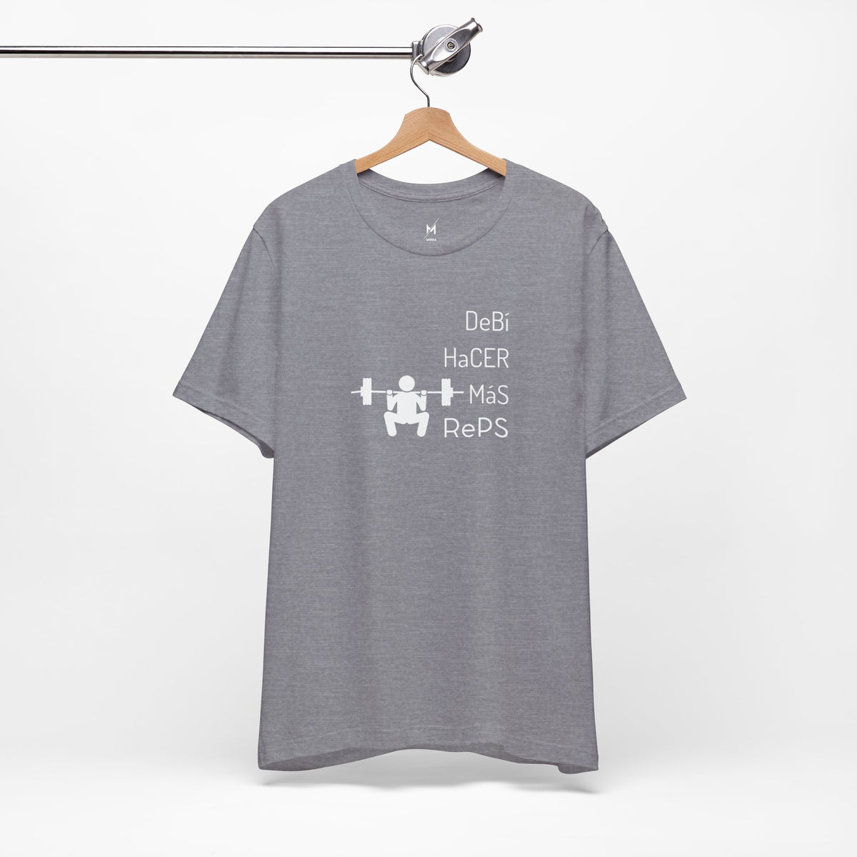 Camiseta de Entrenamiento Unisex - "DeBi HaCER MaS RePS" | Ropa Deportiva Audaz para Hispanos y Latinos